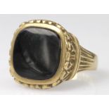 9ct Gold Gents Onyx Ring size T weight 8.5g