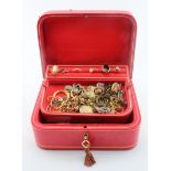Old jewellery box with a small quantity of 9ct/ yellow metal/ costume jewellery etc