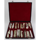 Collection of 25 hallmarked silver fruit pen knives all having mother of pearl handles, mainly
