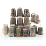 Eighteen sterling silver & white metal thimbles, weight 62g approx.