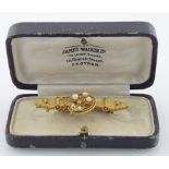 15ct bar brooch (hallmarked Chester 1902), the central design shaped like a flower with five pearls,