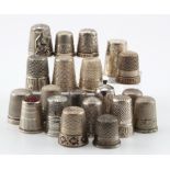 Twenty sterling silver & white metal thimbles, weight 76g approx.