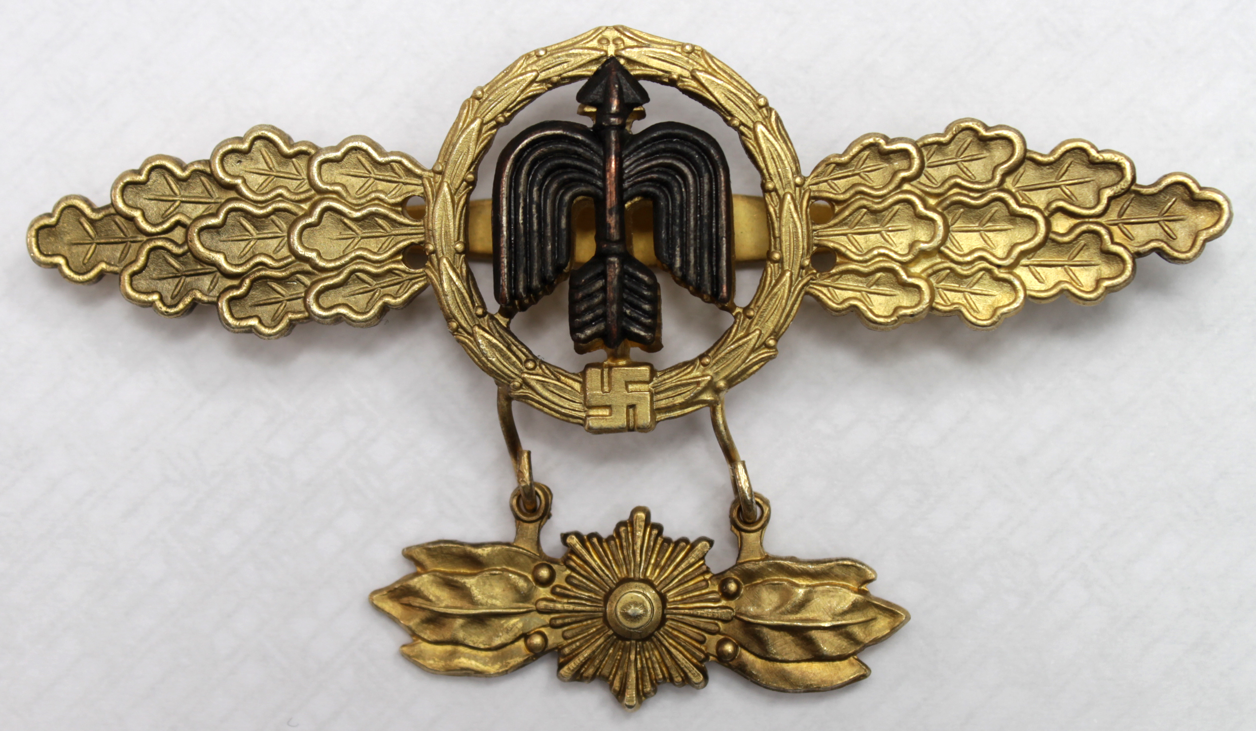 German Luftwaffe Close Combat fighter clasp in gold with rose pendant, Deumer maker marked