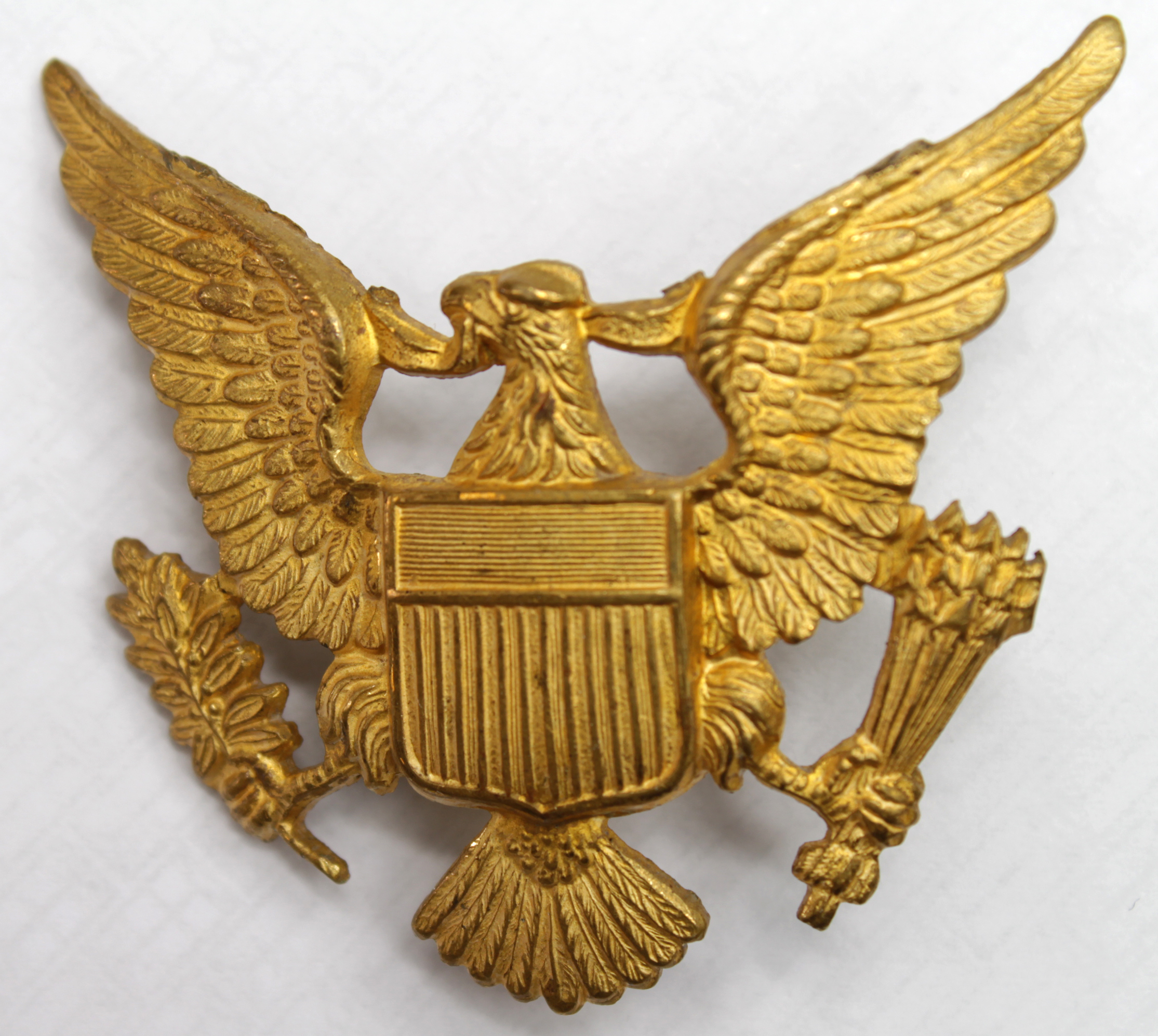 American unusual cap badge, no stars above Eagle thought to be American Volunteers in London Home