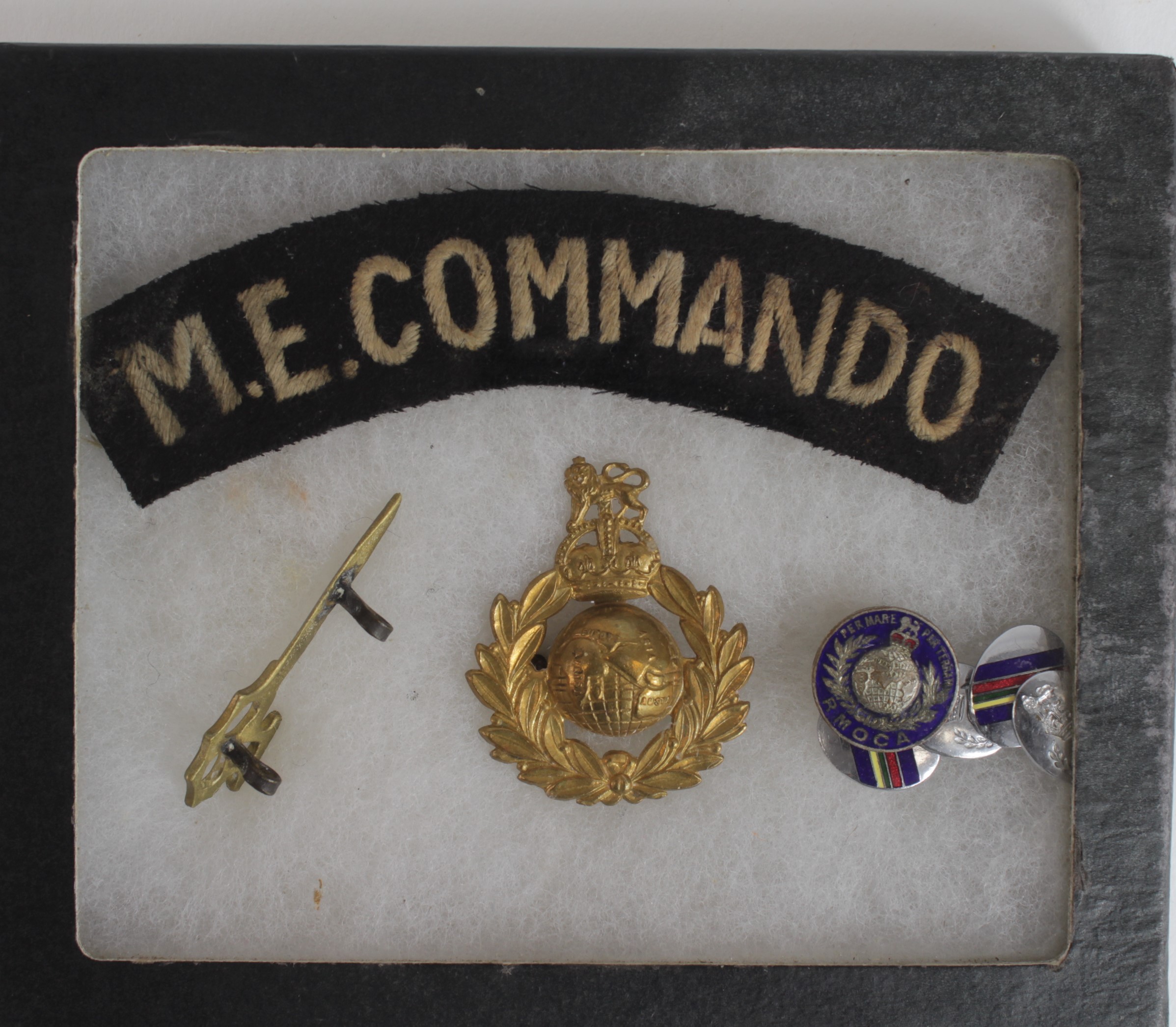 Badges an ME Commando metal cap badge & cloth shoulder title for the same.