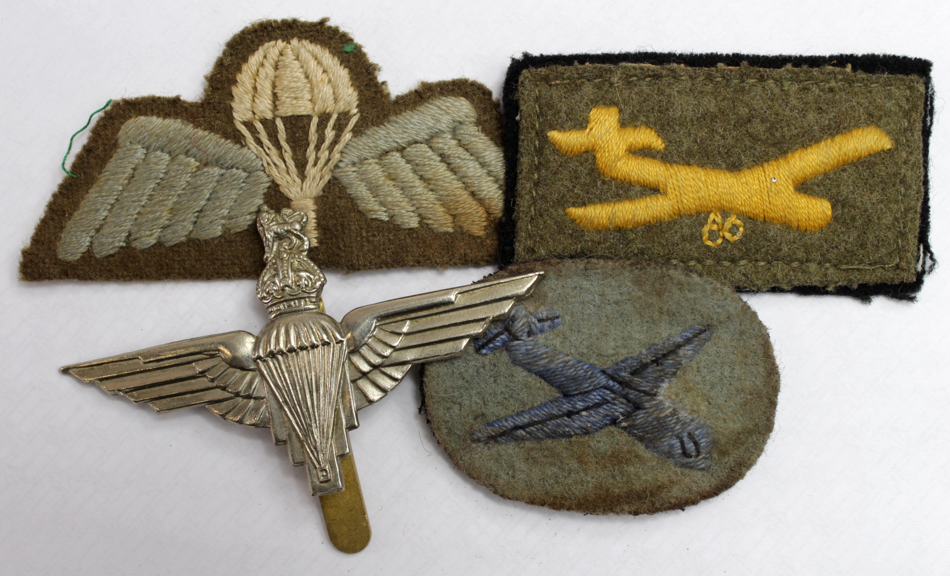 Badges Airborne interest Glider borne troops sleeve badge, plus Para wings and cap badge.