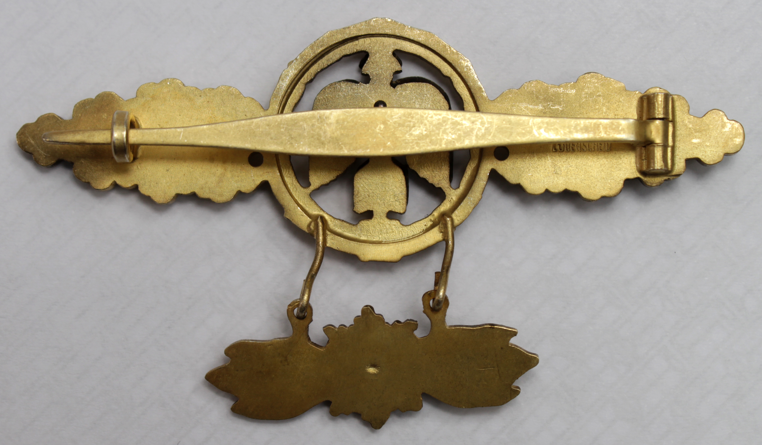 German Luftwaffe Close Combat fighter clasp in gold with rose pendant, Deumer maker marked - Image 2 of 2