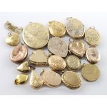 Eighteen 9ct / yellow metal lockets, total weight 63.2g