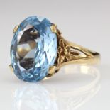 9ct Gold Blue Topaz Ring size K weight 5.1g