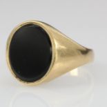 9ct Gold Gents large Onyx set Ring size W weight 8.3g