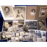 Photographs, a large quantity of b/w photo's, various sizes and ages, loose and also contained in