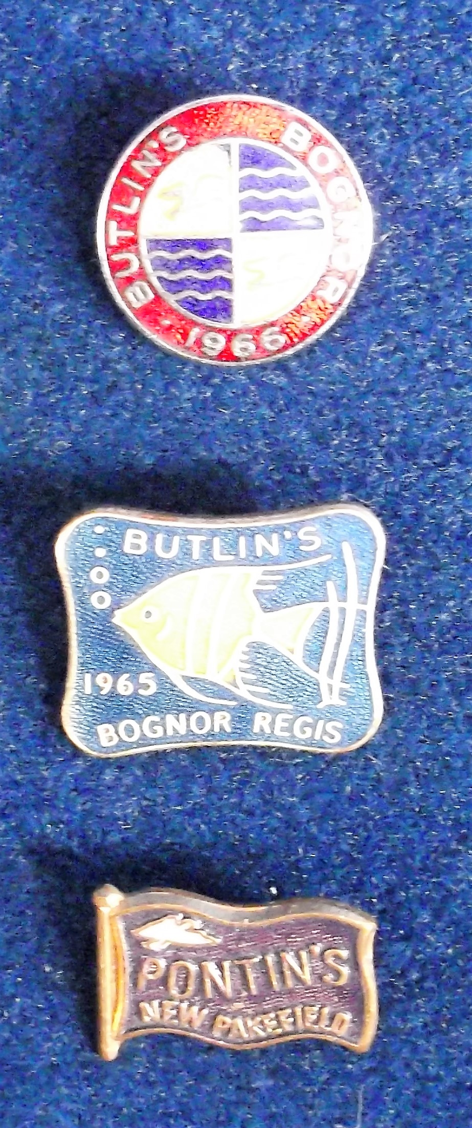 Badges. A collection of 100+ badges dating from the mid/late 20th C to include Butlin's Bognor Regis - Image 2 of 2