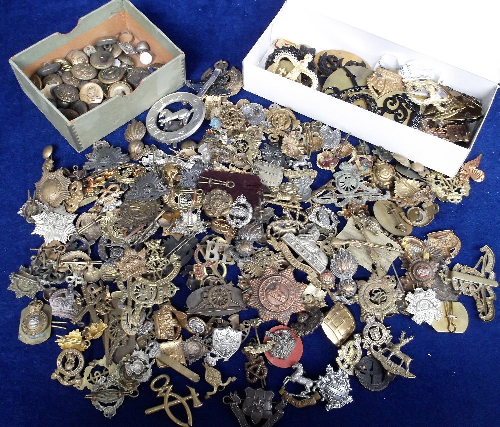 Militaria, a large qty. of military badges (cap badges, collar dogs etc.) mainly King's Crown,