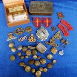 Militaria, a quantity of cap badges, buttons and cloth insignia to include an Argyle and