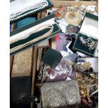 Costume Jewellery, a large quantity of 20th & 21st C ladies costume jewellery to include brooches,