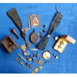 Collectables, a quantity of jewellery and collectable items to include a 9ct gold ring (for scrap,