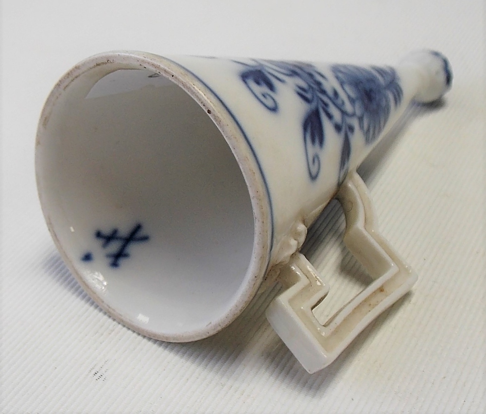 Meissen blue and white underglaze candle snuff decorated with foliate scrolls with moulded applied - Image 3 of 3