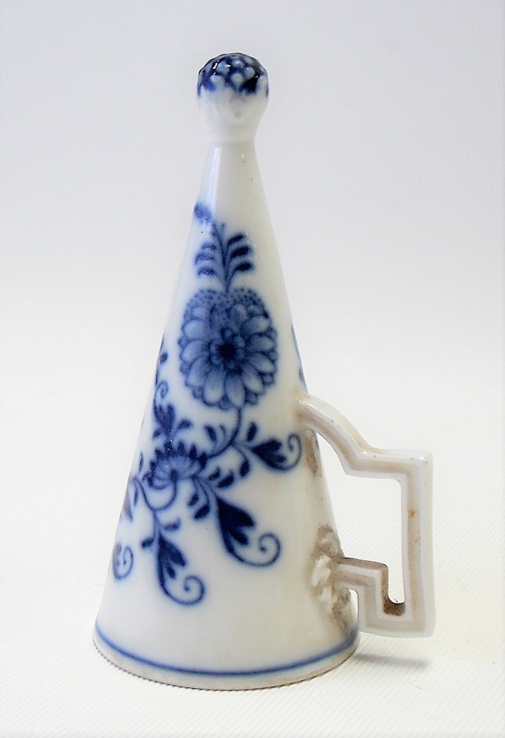 Meissen blue and white underglaze candle snuff decorated with foliate scrolls with moulded applied