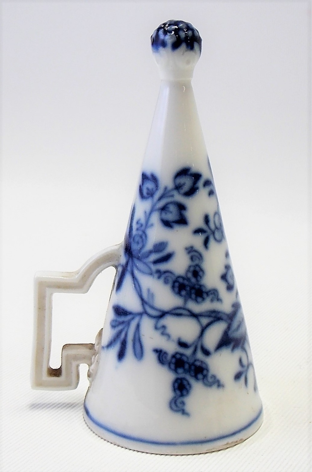 Meissen blue and white underglaze candle snuff decorated with foliate scrolls with moulded applied - Image 2 of 3