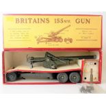 W. Britain set of five 155mm guns within box, no. 2064, with shell case, loader & five shells