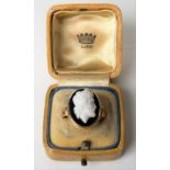 19th Century gold black and white hardstone cameo ring, the oval cameo 18mm x 13mm approx, weight