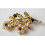 Modern 9ct gold pearl and sapphire set daisy brooch, hallmarked London 1980, length 37mm approx,