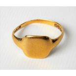 18ct hallmarked gold signet ring, weight 4.1g approx.