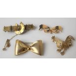 Four 9ct gold brooches, inc. a Victorian horseshoe bar brooch, cockerel novelty brooch & two bow