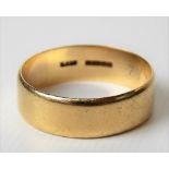 9ct hallmarked gold wedding band, weight 4g approx