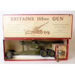 W. Britain set of five 155mm guns within box, no. 2064, with shell case, loader & five shells