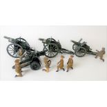 Four W. Britain artillery guns & six crew (10)