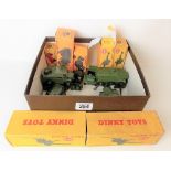 Two Dinky Toys diecast 5.5 medium guns within boxes together with a 429 trailer, 686 25-pounder