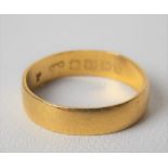 22ct hallmarked gold wedding band, weight 3.3g