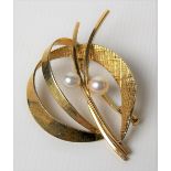 9ct hallmarked gold modernist brooch set with two pearls, London 1968, weight 3.4g approx.