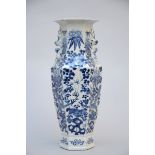 A hexagonal vase in Chinese blue and white porcelain 'dragons' (45cm)