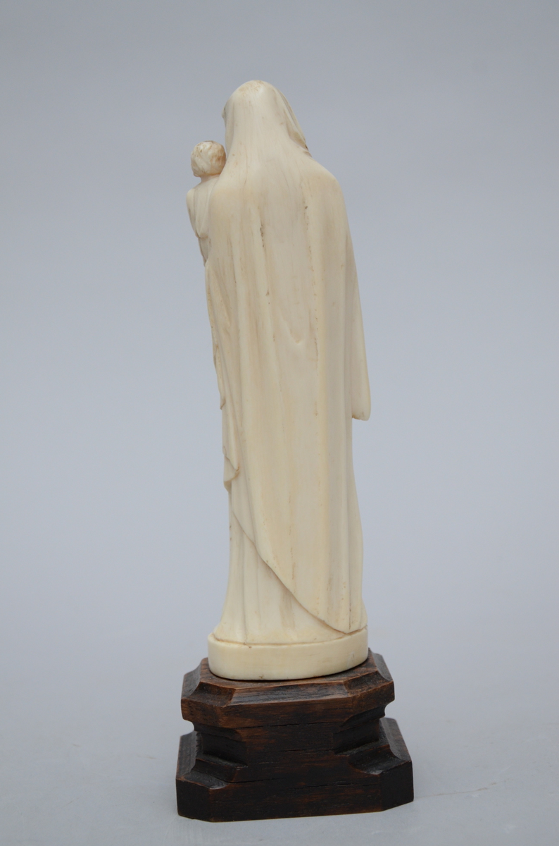 Sculpture in ivory 'madonna and child' (*) (21cm) - Image 2 of 2