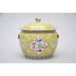 Lidded jar in Chinese porcelain with yellow background (22x20cm)