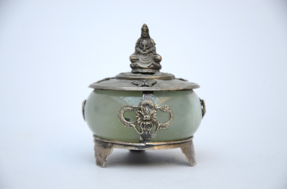 Small Chinese vase with jade and silver mount (5x6cm)