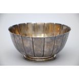 A large lobed bowl in silver, Great Britain (26x12cm)