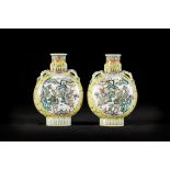 Pair of moon flasks in Chinese famille verte porcelain 'warriors' (*) (24cm)