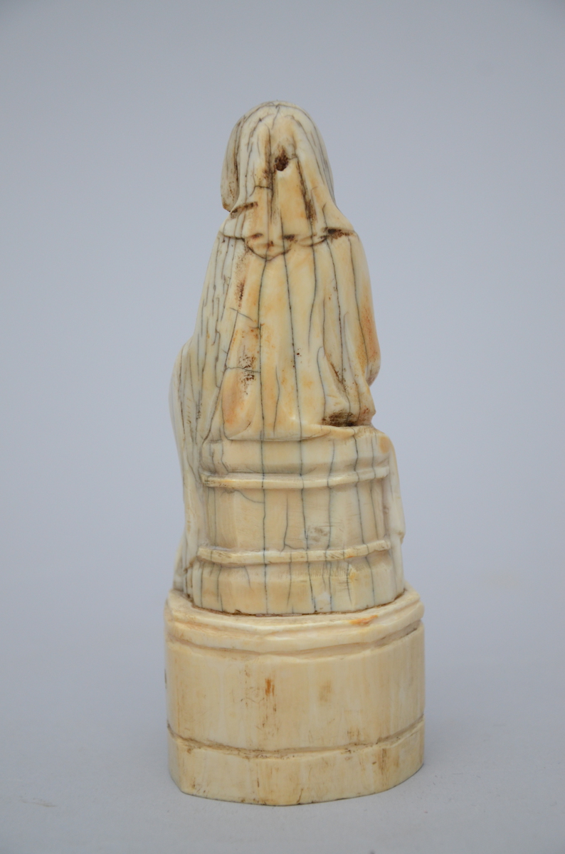 Gothic revival statue in ivory 'woman and child' (14cm) - Image 2 of 3