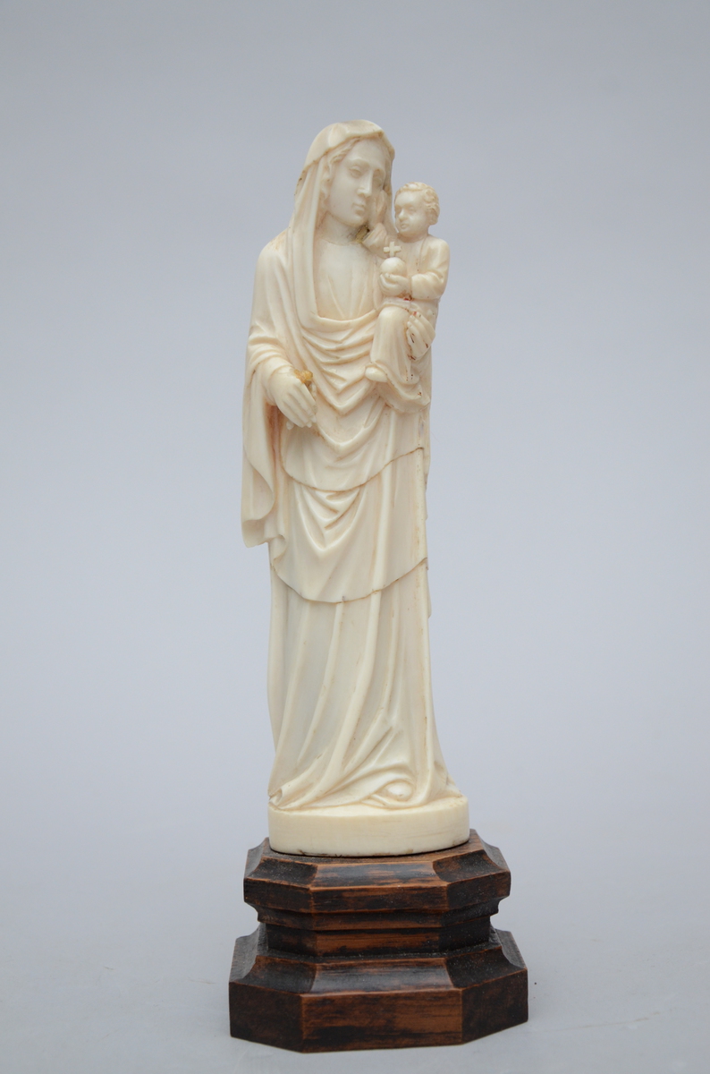 Sculpture in ivory 'madonna and child' (*) (21cm)