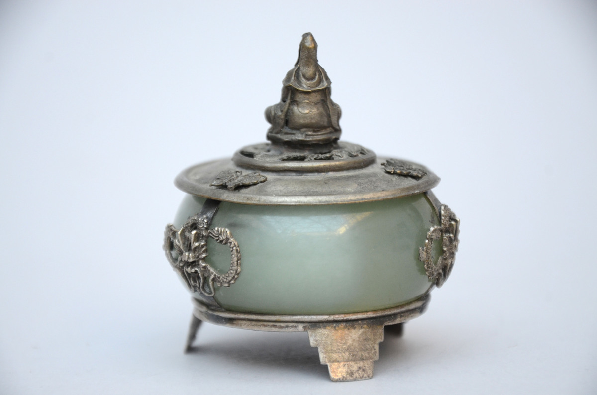 Small Chinese vase with jade and silver mount (5x6cm) - Image 2 of 4