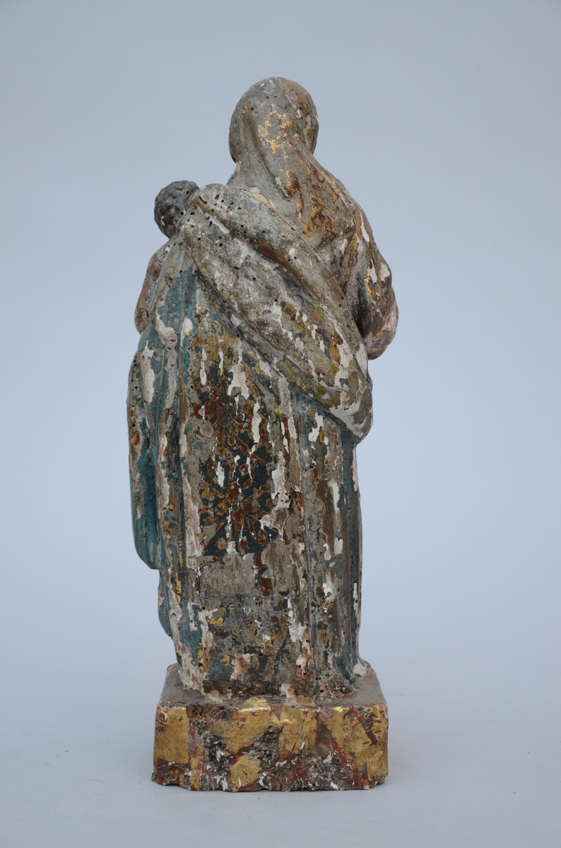 Madonna and child carved in wood,17th century (*) (36cm) - Image 2 of 3