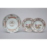 Lot: deep dish and a pair of dishes in Chinese porcelain, 18th century (*) (30cm)