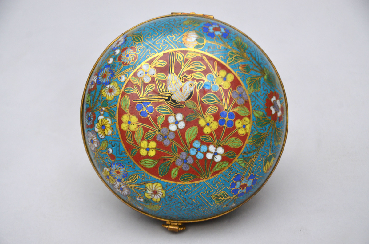 Lidded pot in Chinese cloisonnÈ 'bird', 19th - 20th century (14x7cm) - Image 2 of 3