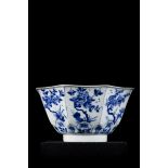 An octagonal bowl in Chinese blue and white porcelain, Kangxi period (20x10cm)