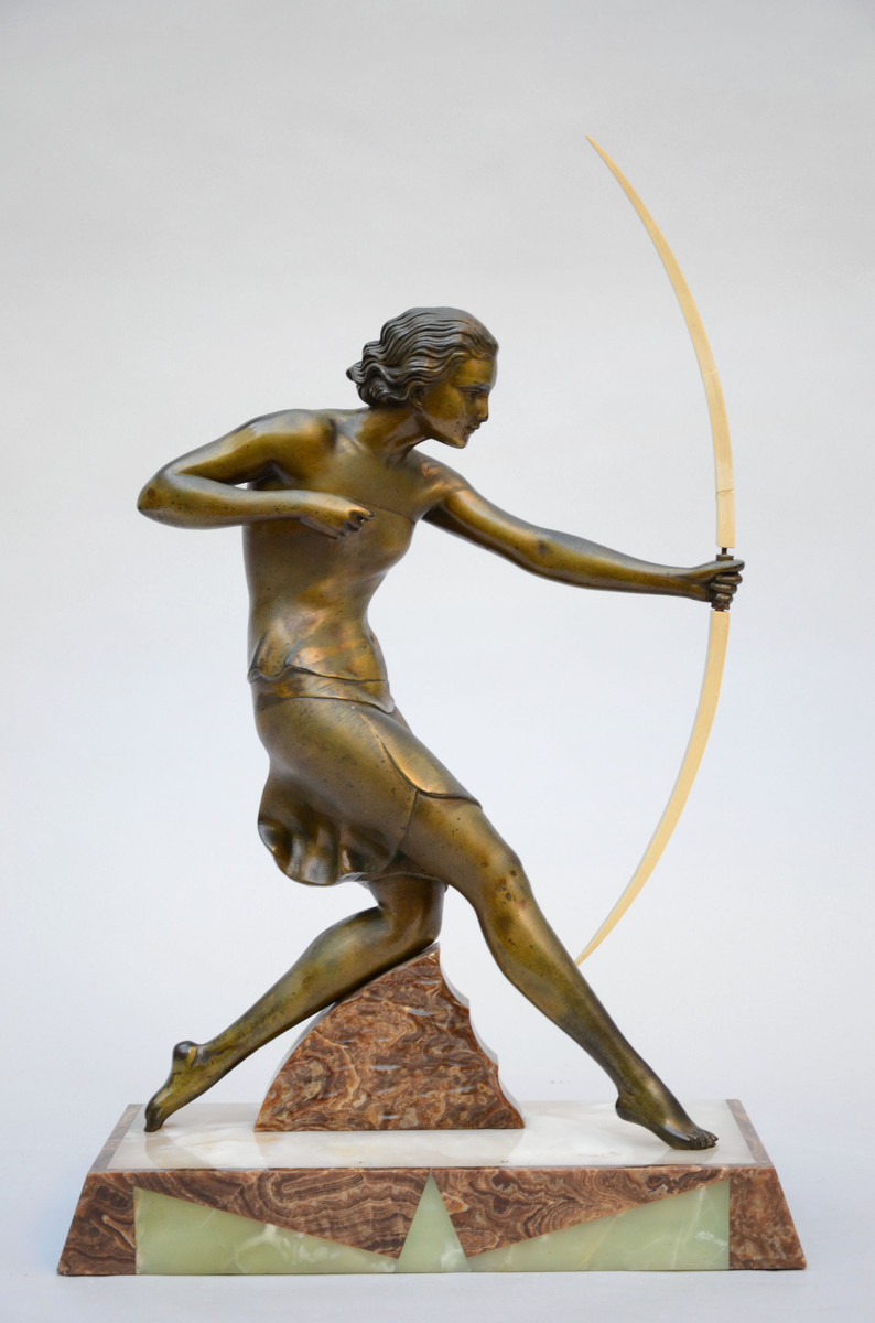 Uriano: art deco bronze 'woman with a bow' (*) (16x40x55cm)