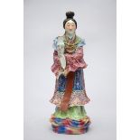 Sculpture in Chinese famille rose porcelain 'lady with a vase' (*) (39cm)