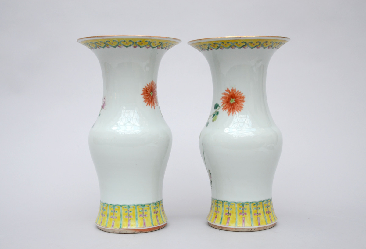 A pairl of vases in Chinese famille rose porcelain 'flowers' (34cm) - Image 2 of 4